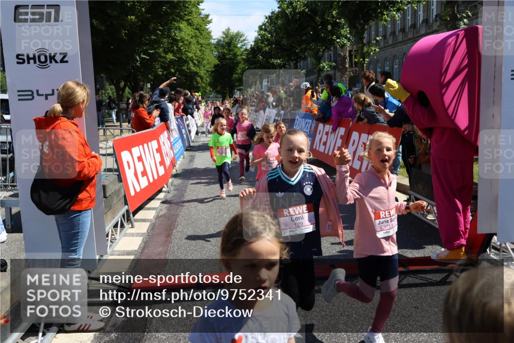 14.06.2026 - REWE Women's Run Strokosch-Dieckow http://msf.ph/oto/9752341 14.06.2026 11:38:21 Ziel 105, 129, 130, 146, 152, 153, 160, 181, 185, 189, 190, 208, 220, 221, 238, 241, 244, 252, 267, 273, 280, 295, 296, 303, 316, 345, 356 meine-sportfotos.de