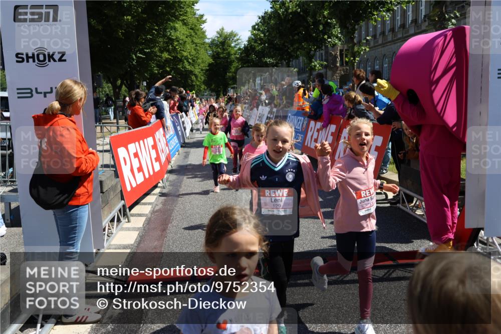 14.06.2026 - REWE Women's Run Strokosch-Dieckow http://msf.ph/oto/9752354 14.06.2026 11:38:21 Ziel 105, 129, 130, 146, 152, 153, 160, 181, 185, 189, 190, 208, 220, 221, 238, 241, 244, 252, 267, 273, 280, 295, 296, 303, 316, 345, 356 meine-sportfotos.de