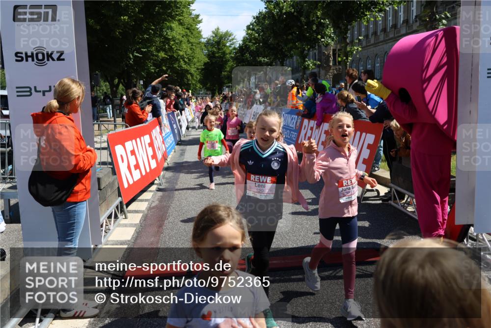 14.06.2026 - REWE Women's Run Strokosch-Dieckow http://msf.ph/oto/9752365 14.06.2026 11:38:21 Ziel 105, 129, 130, 146, 152, 153, 160, 181, 185, 189, 190, 208, 220, 221, 238, 241, 244, 252, 267, 273, 280, 295, 296, 303, 316, 345, 356 meine-sportfotos.de