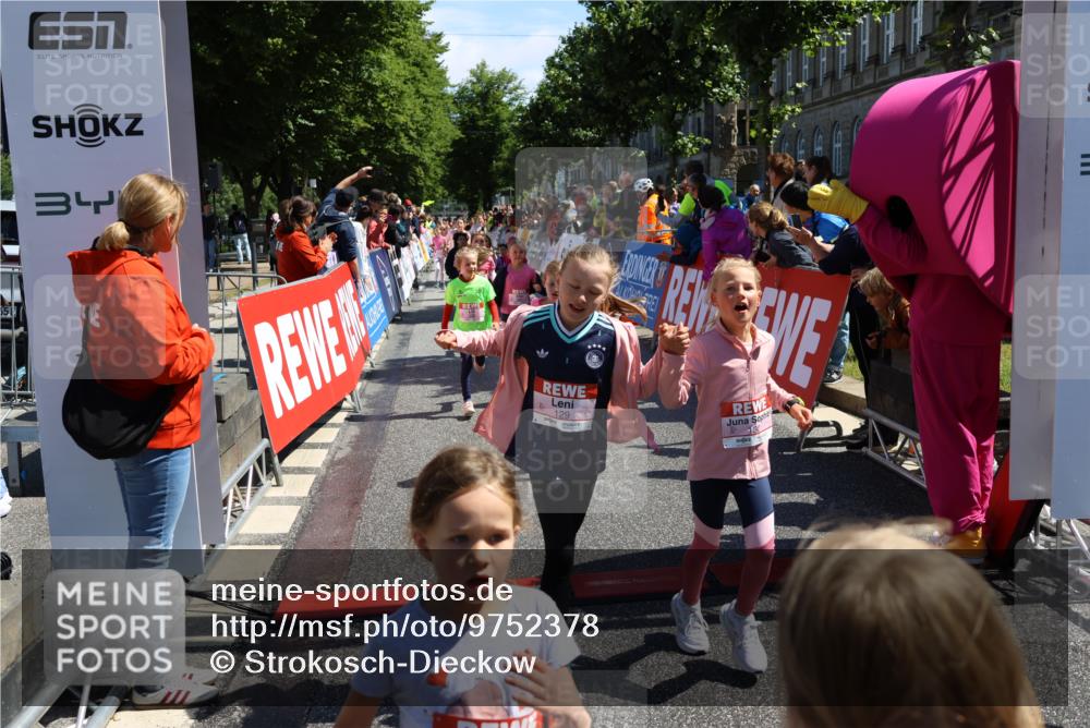 14.06.2026 - REWE Women's Run Strokosch-Dieckow http://msf.ph/oto/9752378 14.06.2026 11:38:21 Ziel 105, 129, 130, 146, 152, 153, 160, 181, 185, 189, 190, 208, 220, 221, 238, 241, 244, 252, 267, 273, 280, 295, 296, 303, 316, 345, 356 meine-sportfotos.de