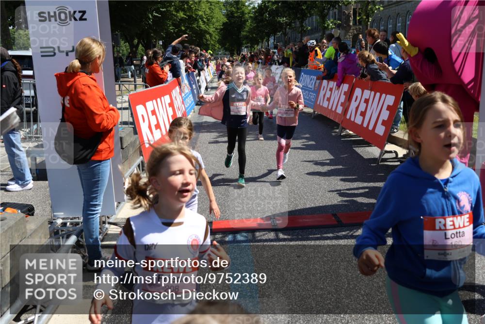 14.06.2026 - REWE Women's Run Strokosch-Dieckow http://msf.ph/oto/9752389 14.06.2026 11:38:20 Ziel 105, 117, 125, 127, 129, 130, 146, 152, 153, 160, 181, 185, 189, 208, 220, 238, 241, 244, 252, 267, 273, 280, 295, 296, 316, 345, 356 meine-sportfotos.de