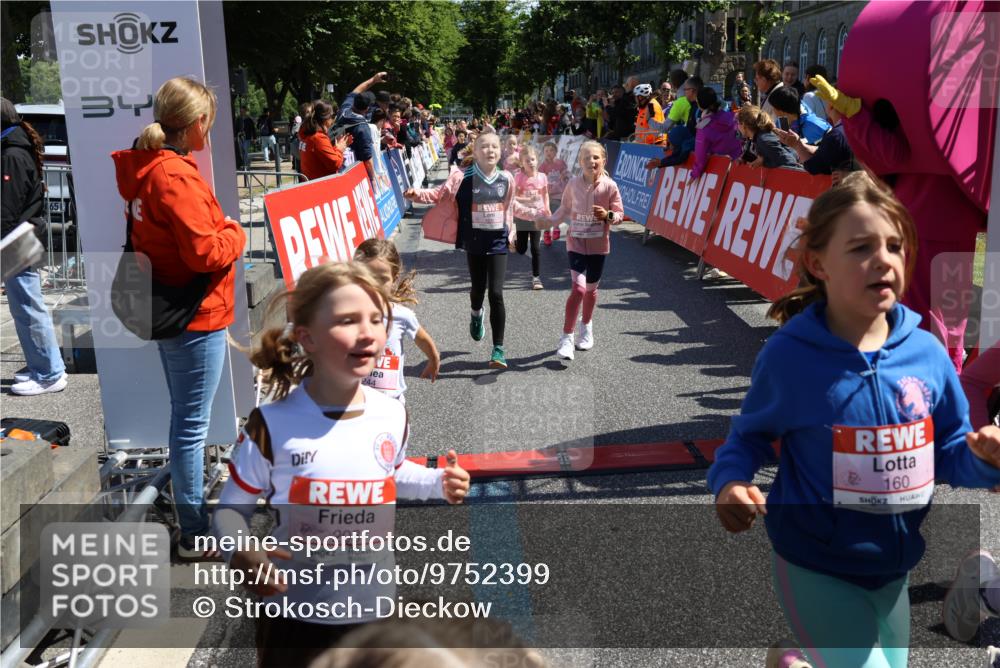 14.06.2026 - REWE Women's Run Strokosch-Dieckow http://msf.ph/oto/9752399 14.06.2026 11:38:20 Ziel 105, 117, 125, 127, 129, 130, 146, 152, 153, 160, 181, 185, 189, 208, 220, 238, 241, 244, 252, 267, 273, 280, 295, 296, 316, 345, 356 meine-sportfotos.de