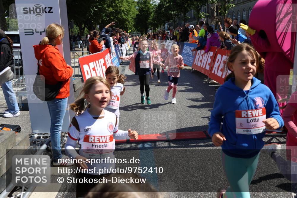 14.06.2026 - REWE Women's Run Strokosch-Dieckow http://msf.ph/oto/9752410 14.06.2026 11:38:20 Ziel 105, 117, 125, 127, 129, 130, 146, 152, 153, 160, 181, 185, 189, 208, 220, 238, 241, 244, 252, 267, 273, 280, 295, 296, 316, 345, 356 meine-sportfotos.de