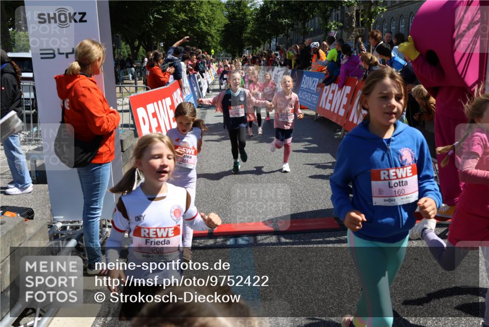 14.06.2026 - REWE Women's Run Strokosch-Dieckow http://msf.ph/oto/9752422 14.06.2026 11:38:19 Ziel 105, 117, 125, 127, 129, 130, 146, 152, 153, 160, 181, 185, 189, 208, 220, 238, 241, 244, 252, 267, 273, 280, 295, 296, 316, 321, 345, 356 meine-sportfotos.de