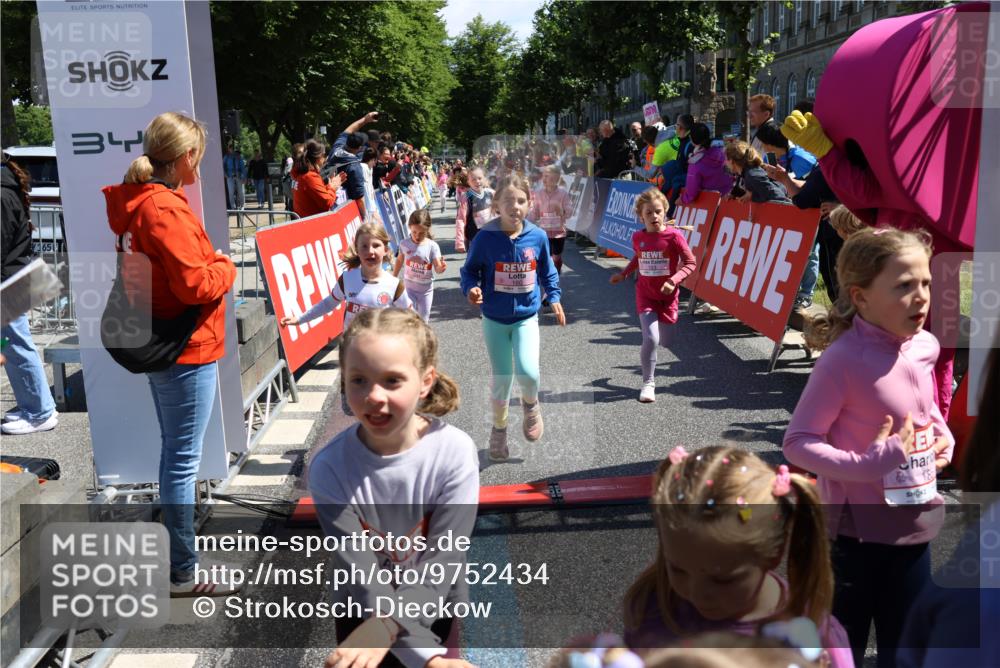 14.06.2026 - REWE Women's Run Strokosch-Dieckow http://msf.ph/oto/9752434 14.06.2026 11:38:18 Ziel 105, 117, 125, 127, 129, 130, 152, 153, 160, 181, 185, 189, 194, 208, 220, 238, 241, 244, 252, 267, 273, 295, 296, 316, 321, 345, 356 meine-sportfotos.de
