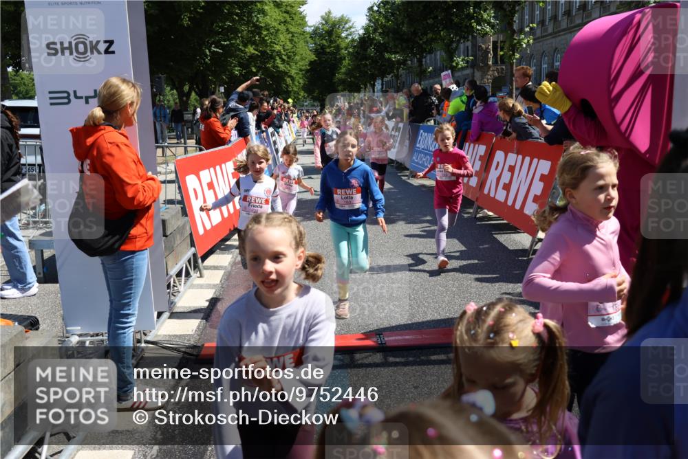 14.06.2026 - REWE Women's Run Strokosch-Dieckow http://msf.ph/oto/9752446 14.06.2026 11:38:18 Ziel 105, 117, 125, 127, 129, 130, 152, 153, 160, 181, 185, 189, 194, 208, 220, 238, 241, 244, 252, 267, 273, 295, 296, 316, 321, 345, 356 meine-sportfotos.de