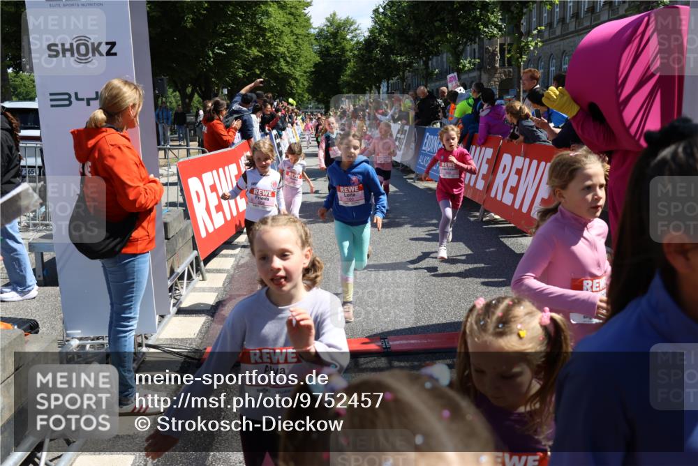 14.06.2026 - REWE Women's Run Strokosch-Dieckow http://msf.ph/oto/9752457 14.06.2026 11:38:18 Ziel 105, 117, 125, 127, 129, 130, 152, 153, 160, 181, 185, 189, 194, 208, 220, 238, 241, 244, 252, 267, 273, 295, 296, 316, 321, 345, 356 meine-sportfotos.de