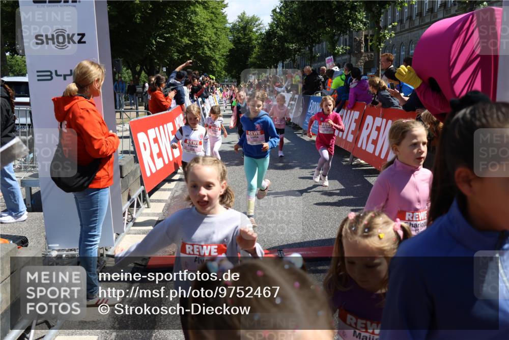 14.06.2026 - REWE Women's Run Strokosch-Dieckow http://msf.ph/oto/9752467 14.06.2026 11:38:18 Ziel 105, 117, 125, 127, 129, 130, 152, 153, 160, 181, 185, 189, 194, 208, 220, 238, 241, 244, 252, 267, 273, 295, 296, 316, 321, 345, 356 meine-sportfotos.de