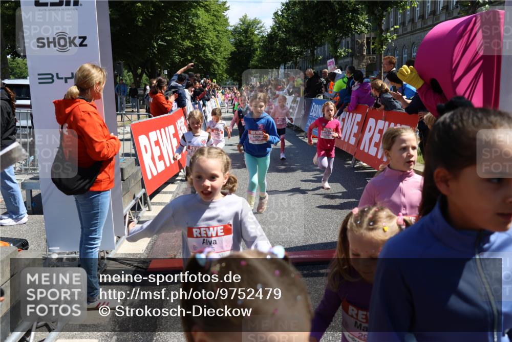 14.06.2026 - REWE Women's Run Strokosch-Dieckow http://msf.ph/oto/9752479 14.06.2026 11:38:18 Ziel 105, 117, 125, 127, 129, 130, 152, 153, 160, 181, 185, 189, 194, 208, 220, 238, 241, 244, 252, 267, 273, 295, 296, 316, 321, 345, 356 meine-sportfotos.de