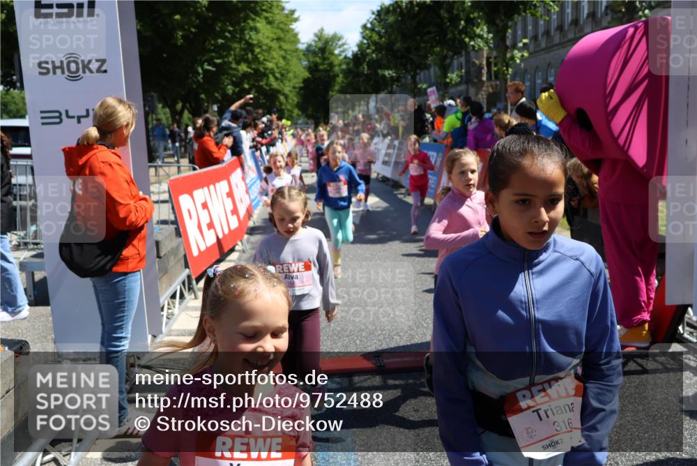 14.06.2026 - REWE Women's Run Strokosch-Dieckow http://msf.ph/oto/9752488 14.06.2026 11:38:18 Ziel 105, 117, 125, 127, 129, 130, 152, 153, 160, 181, 185, 189, 194, 208, 220, 238, 241, 244, 252, 267, 273, 295, 296, 316, 321, 345, 356 meine-sportfotos.de