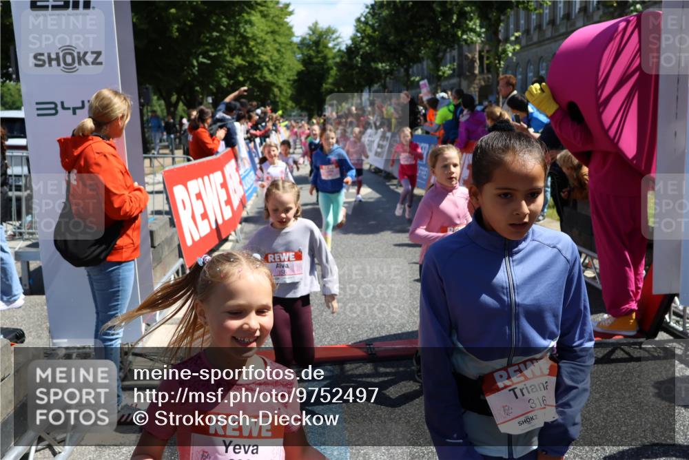 14.06.2026 - REWE Women's Run Strokosch-Dieckow http://msf.ph/oto/9752497 14.06.2026 11:38:17 Ziel 105, 117, 125, 127, 129, 130, 153, 160, 181, 185, 189, 194, 201, 208, 214, 220, 241, 244, 252, 255, 267, 273, 295, 296, 316, 321, 345, 356 meine-sportfotos.de
