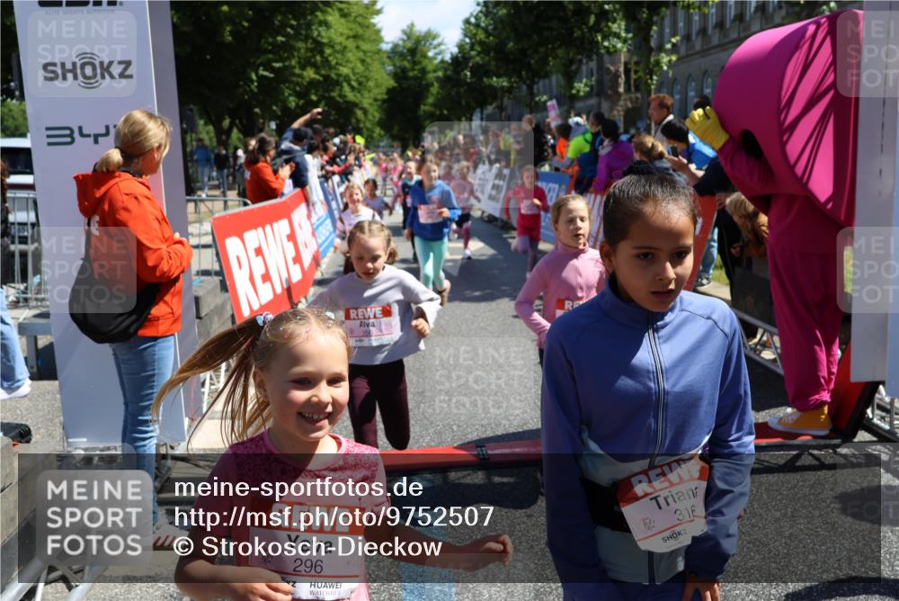14.06.2026 - REWE Women's Run Strokosch-Dieckow http://msf.ph/oto/9752507 14.06.2026 11:38:17 Ziel 105, 117, 125, 127, 129, 130, 153, 160, 181, 185, 189, 194, 201, 208, 214, 220, 241, 244, 252, 255, 267, 273, 295, 296, 316, 321, 345, 356 meine-sportfotos.de
