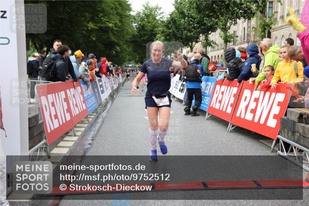 14.06.2026 - REWE Women's Run Strokosch-Dieckow http://msf.ph/oto/9752512 14.06.2026 09:49:33 Ziel 10991, 11360 meine-sportfotos.de