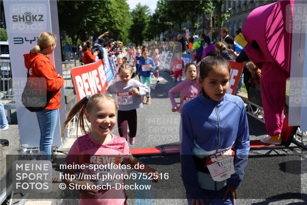14.06.2026 - REWE Women's Run Strokosch-Dieckow http://msf.ph/oto/9752516 14.06.2026 11:38:17 Ziel 105, 117, 125, 127, 129, 130, 153, 160, 181, 185, 189, 194, 201, 208, 214, 220, 241, 244, 252, 255, 267, 273, 295, 296, 316, 321, 345, 356 meine-sportfotos.de