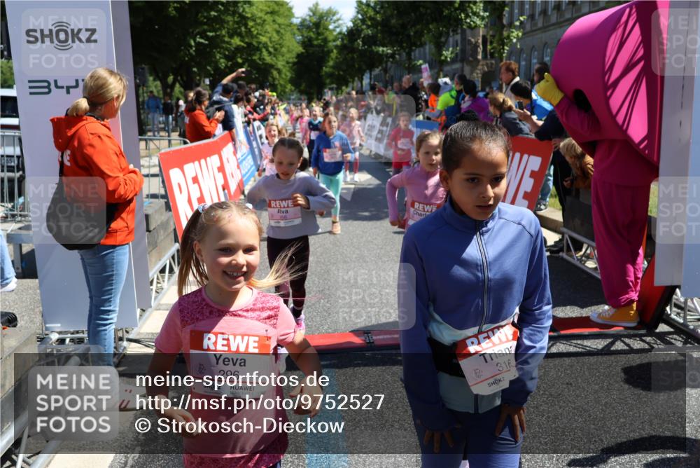 14.06.2026 - REWE Women's Run Strokosch-Dieckow http://msf.ph/oto/9752527 14.06.2026 11:38:17 Ziel 105, 117, 125, 127, 129, 130, 153, 160, 181, 185, 189, 194, 201, 208, 214, 220, 241, 244, 252, 255, 267, 273, 295, 296, 316, 321, 345, 356 meine-sportfotos.de
