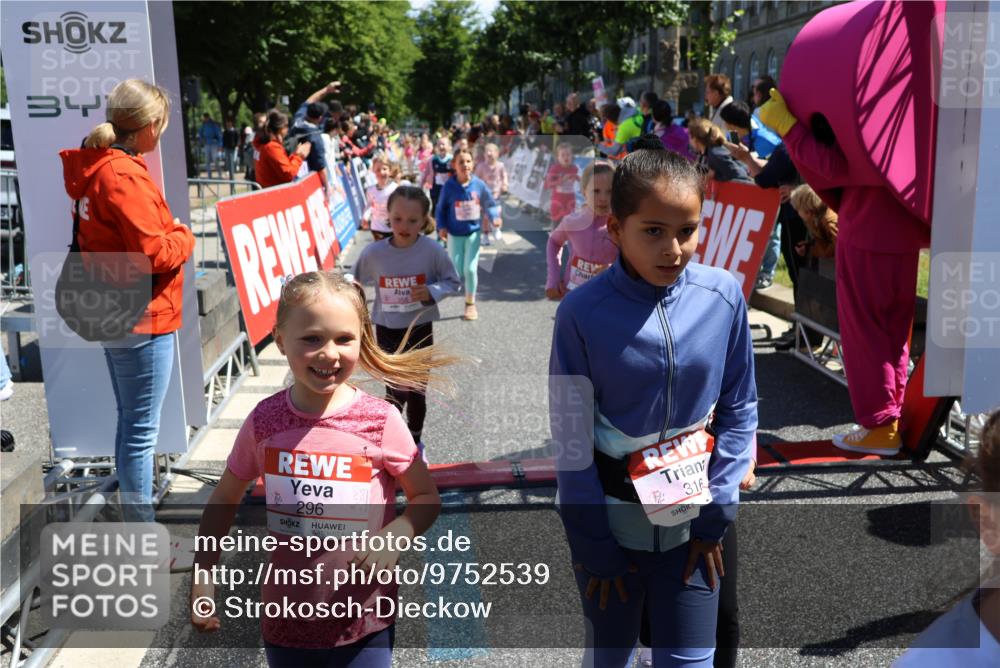 14.06.2026 - REWE Women's Run Strokosch-Dieckow http://msf.ph/oto/9752539 14.06.2026 11:38:17 Ziel 105, 117, 125, 127, 129, 130, 153, 160, 181, 185, 189, 194, 201, 208, 214, 220, 241, 244, 252, 255, 267, 273, 295, 296, 316, 321, 345, 356 meine-sportfotos.de