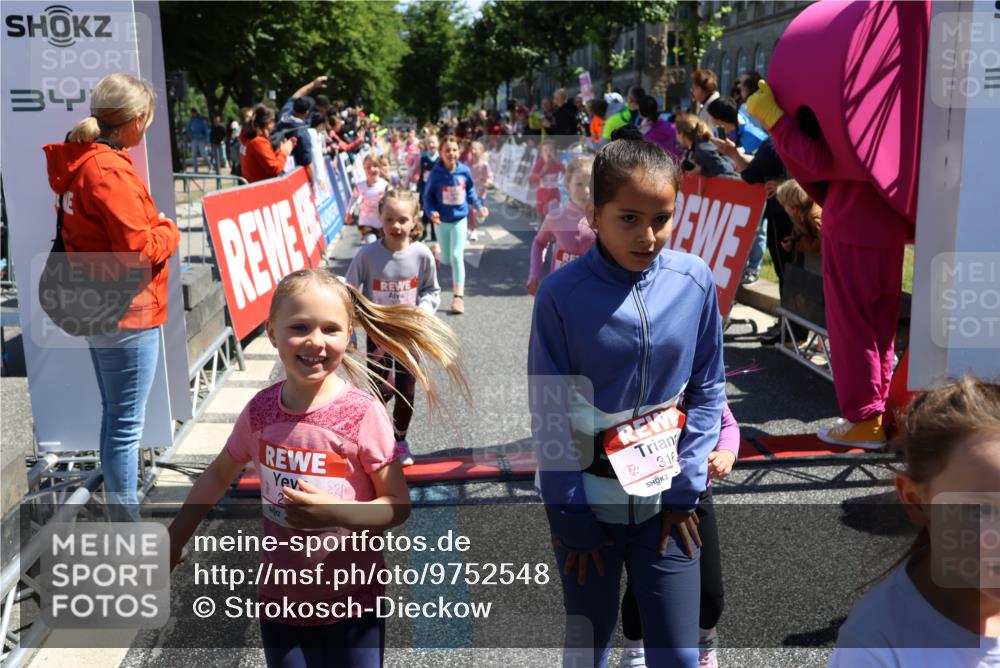 14.06.2026 - REWE Women's Run Strokosch-Dieckow http://msf.ph/oto/9752548 14.06.2026 11:38:17 Ziel 105, 117, 125, 127, 129, 130, 153, 160, 181, 185, 189, 194, 201, 208, 214, 220, 241, 244, 252, 255, 267, 273, 295, 296, 316, 321, 345, 356 meine-sportfotos.de