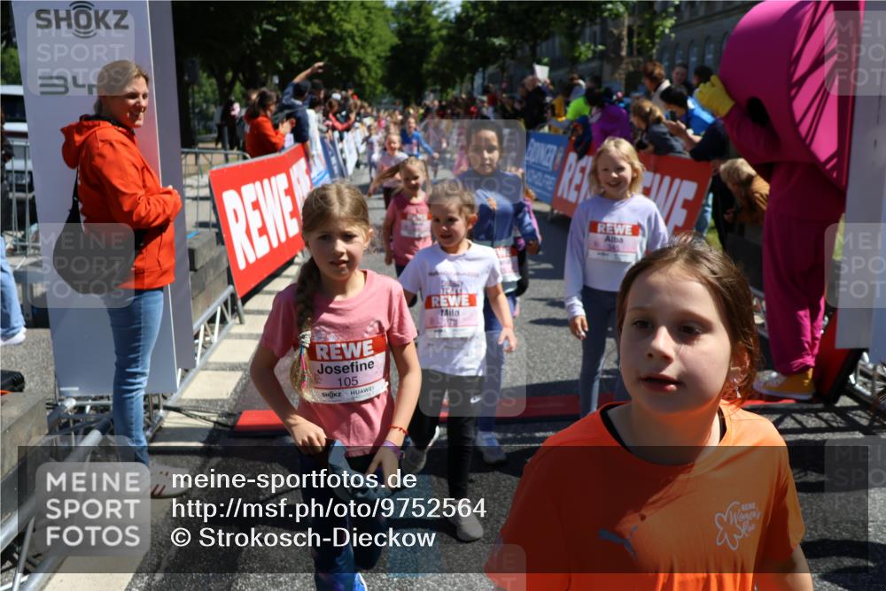 14.06.2026 - REWE Women's Run Strokosch-Dieckow http://msf.ph/oto/9752564 14.06.2026 11:38:16 Ziel 105, 117, 125, 127, 128, 129, 130, 153, 160, 185, 189, 194, 201, 208, 214, 220, 241, 244, 252, 255, 267, 273, 295, 296, 316, 321, 345, 356 meine-sportfotos.de