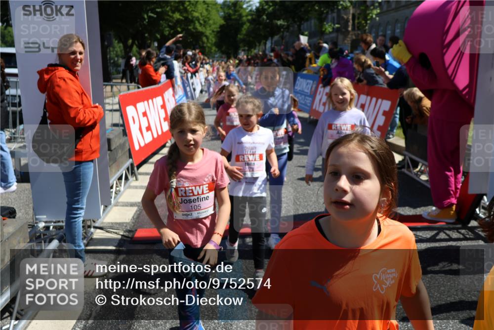 14.06.2026 - REWE Women's Run Strokosch-Dieckow http://msf.ph/oto/9752574 14.06.2026 11:38:15 Ziel 105, 117, 125, 127, 128, 153, 160, 185, 189, 194, 201, 208, 214, 220, 241, 244, 252, 255, 267, 273, 295, 296, 316, 321, 345, 356 meine-sportfotos.de