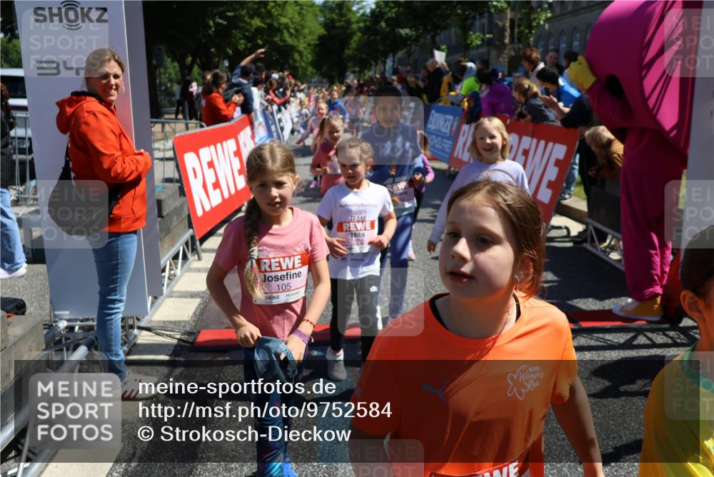 14.06.2026 - REWE Women's Run Strokosch-Dieckow http://msf.ph/oto/9752584 14.06.2026 11:38:15 Ziel 105, 117, 125, 127, 128, 153, 160, 185, 189, 194, 201, 208, 214, 220, 241, 244, 252, 255, 267, 273, 295, 296, 316, 321, 345, 356 meine-sportfotos.de