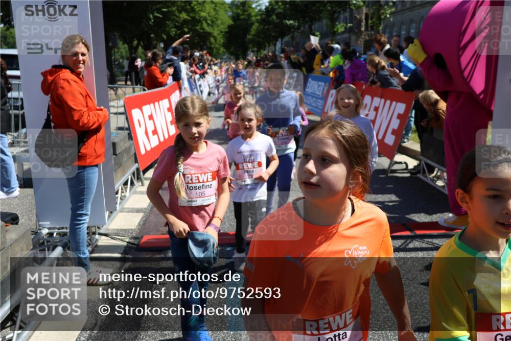 14.06.2026 - REWE Women's Run Strokosch-Dieckow http://msf.ph/oto/9752593 14.06.2026 11:38:15 Ziel 105, 117, 125, 127, 128, 153, 160, 185, 189, 194, 201, 208, 214, 220, 241, 244, 252, 255, 267, 273, 295, 296, 316, 321, 345, 356 meine-sportfotos.de