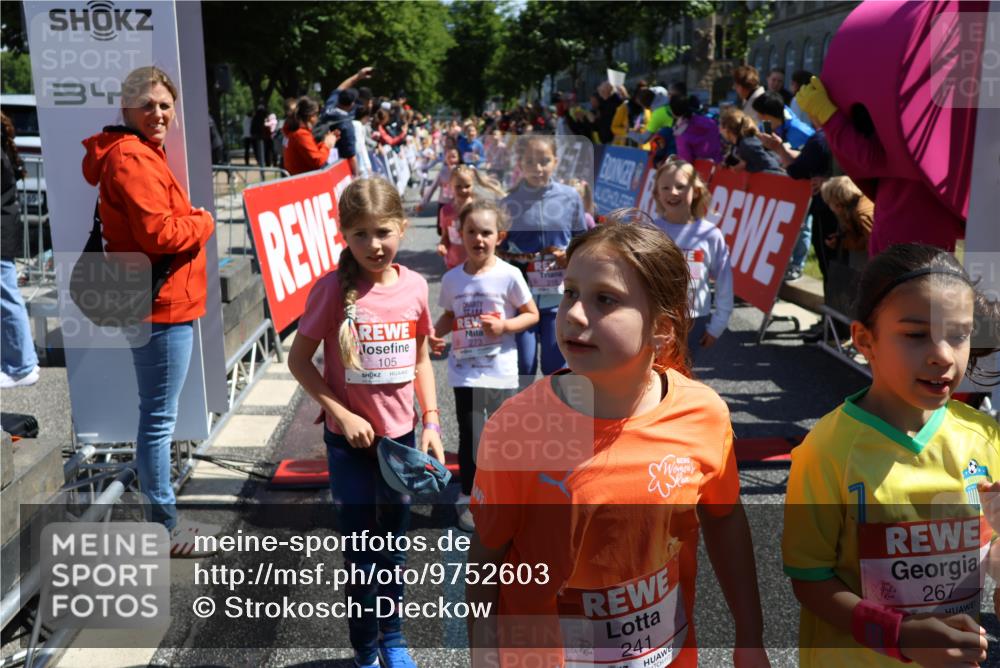 14.06.2026 - REWE Women's Run Strokosch-Dieckow http://msf.ph/oto/9752603 14.06.2026 11:38:15 Ziel 105, 117, 125, 127, 128, 153, 160, 185, 189, 194, 201, 208, 214, 220, 241, 244, 252, 255, 267, 273, 295, 296, 316, 321, 345, 356 meine-sportfotos.de