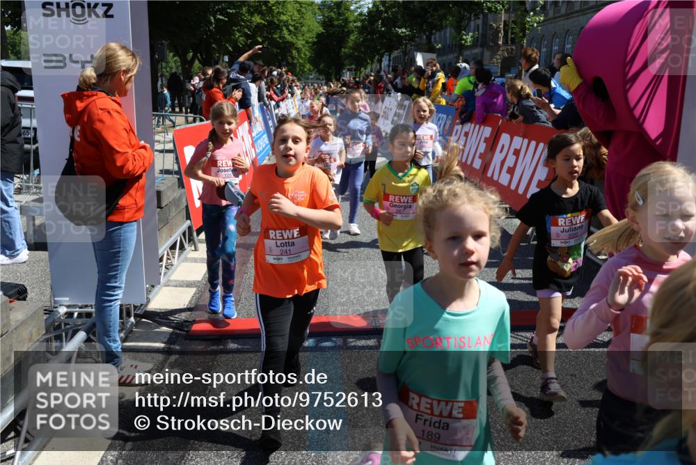 14.06.2026 - REWE Women's Run Strokosch-Dieckow http://msf.ph/oto/9752613 14.06.2026 11:38:14 Ziel 105, 117, 125, 127, 128, 160, 185, 189, 194, 201, 214, 220, 241, 252, 255, 267, 273, 295, 296, 316, 319, 321, 345, 356 meine-sportfotos.de