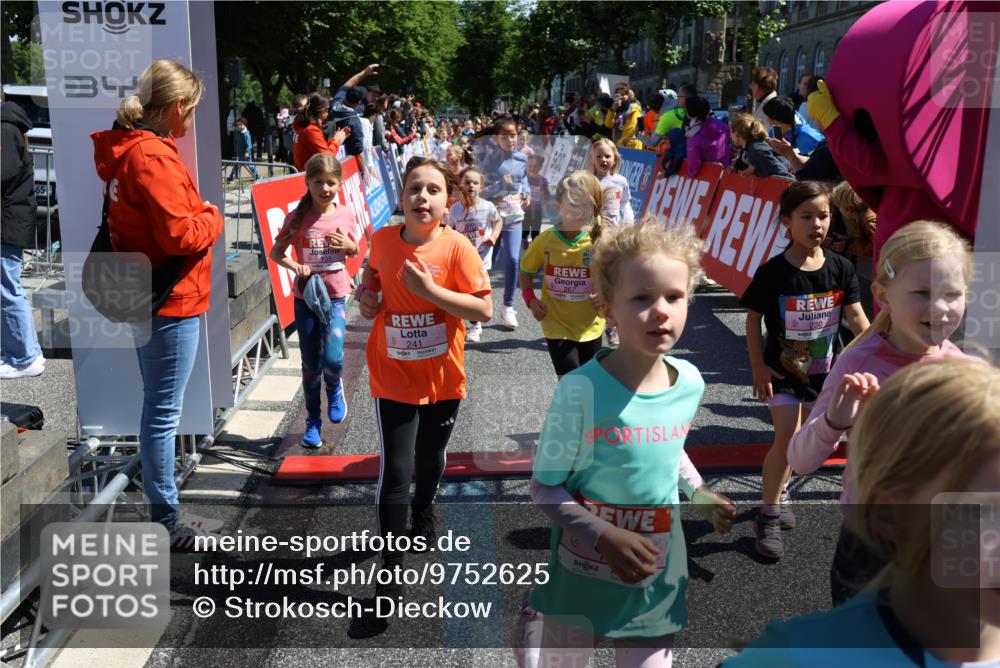 14.06.2026 - REWE Women's Run Strokosch-Dieckow http://msf.ph/oto/9752625 14.06.2026 11:38:14 Ziel 105, 117, 125, 127, 128, 160, 185, 189, 194, 201, 214, 220, 241, 252, 255, 267, 273, 295, 296, 316, 319, 321, 345, 356 meine-sportfotos.de