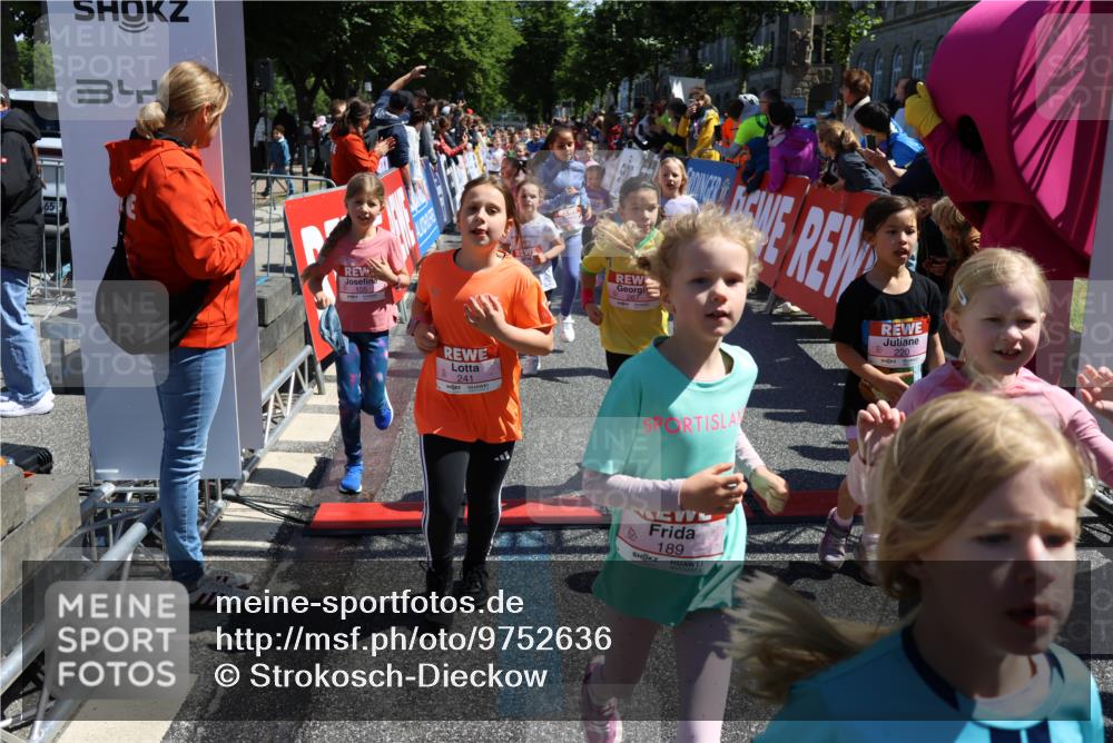 14.06.2026 - REWE Women's Run Strokosch-Dieckow http://msf.ph/oto/9752636 14.06.2026 11:38:14 Ziel 105, 117, 125, 127, 128, 160, 185, 189, 194, 201, 214, 220, 241, 252, 255, 267, 273, 295, 296, 316, 319, 321, 345, 356 meine-sportfotos.de