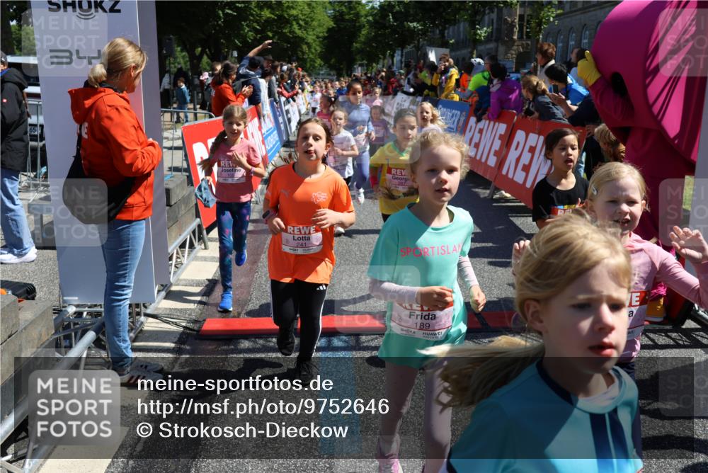 14.06.2026 - REWE Women's Run Strokosch-Dieckow http://msf.ph/oto/9752646 14.06.2026 11:38:14 Ziel 105, 117, 125, 127, 128, 160, 185, 189, 194, 201, 214, 220, 241, 252, 255, 267, 273, 295, 296, 316, 319, 321, 345, 356 meine-sportfotos.de