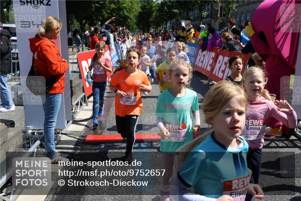 14.06.2026 - REWE Women's Run Strokosch-Dieckow http://msf.ph/oto/9752657 14.06.2026 11:38:14 Ziel 105, 117, 125, 127, 128, 160, 185, 189, 194, 201, 214, 220, 241, 252, 255, 267, 273, 295, 296, 316, 319, 321, 345, 356 meine-sportfotos.de