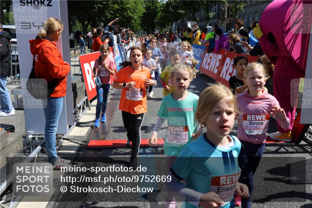 14.06.2026 - REWE Women's Run Strokosch-Dieckow http://msf.ph/oto/9752669 14.06.2026 11:38:14 Ziel 105, 117, 125, 127, 128, 160, 185, 189, 194, 201, 214, 220, 241, 252, 255, 267, 273, 295, 296, 316, 319, 321, 345, 356 meine-sportfotos.de