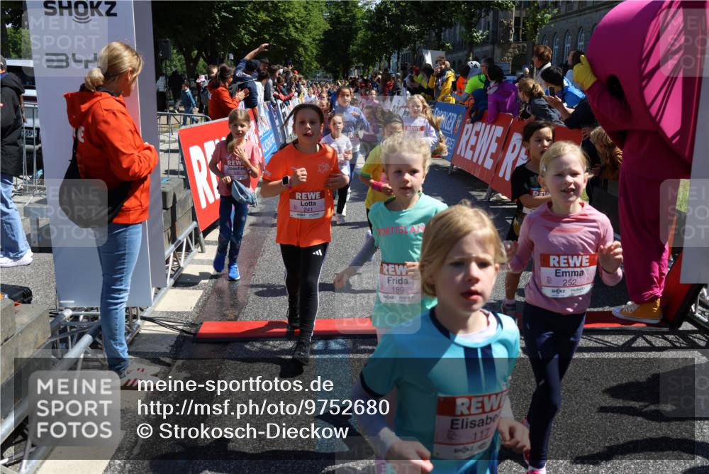 14.06.2026 - REWE Women's Run Strokosch-Dieckow http://msf.ph/oto/9752680 14.06.2026 11:38:14 Ziel 105, 117, 125, 127, 128, 160, 185, 189, 194, 201, 214, 220, 241, 252, 255, 267, 273, 295, 296, 316, 319, 321, 345, 356 meine-sportfotos.de