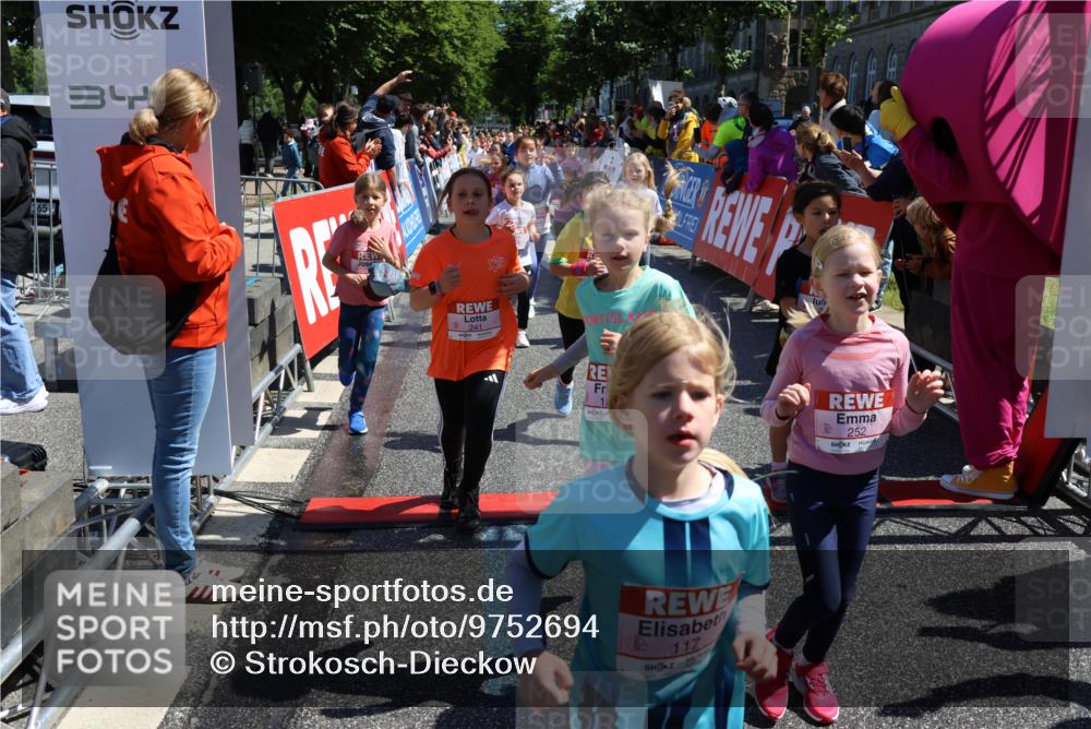 14.06.2026 - REWE Women's Run Strokosch-Dieckow http://msf.ph/oto/9752694 14.06.2026 11:38:14 Ziel 105, 117, 125, 127, 128, 160, 185, 189, 194, 201, 214, 220, 241, 252, 255, 267, 273, 295, 296, 316, 319, 321, 345, 356 meine-sportfotos.de