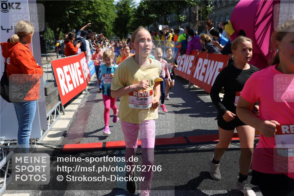 14.06.2026 - REWE Women's Run Strokosch-Dieckow http://msf.ph/oto/9752706 14.06.2026 11:38:12 Ziel 105, 117, 125, 127, 128, 145, 166, 189, 194, 201, 214, 220, 241, 252, 255, 267, 273, 289, 295, 296, 316, 319, 321, 345 meine-sportfotos.de