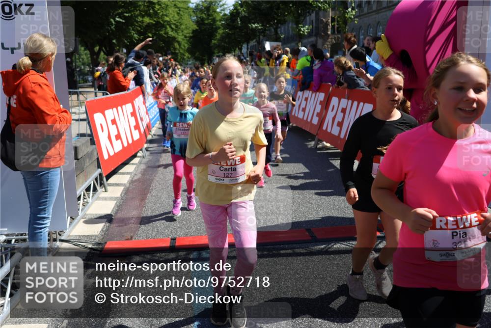 14.06.2026 - REWE Women's Run Strokosch-Dieckow http://msf.ph/oto/9752718 14.06.2026 11:38:12 Ziel 105, 117, 125, 127, 128, 145, 166, 189, 194, 201, 214, 220, 241, 252, 255, 267, 273, 289, 295, 296, 316, 319, 321, 345 meine-sportfotos.de