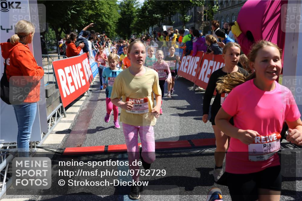 14.06.2026 - REWE Women's Run Strokosch-Dieckow http://msf.ph/oto/9752729 14.06.2026 11:38:12 Ziel 105, 117, 125, 127, 128, 145, 166, 189, 194, 201, 214, 220, 241, 252, 255, 267, 273, 289, 295, 296, 316, 319, 321, 345 meine-sportfotos.de