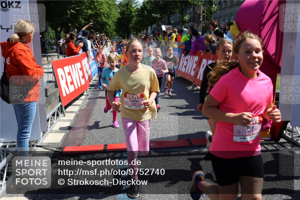 14.06.2026 - REWE Women's Run Strokosch-Dieckow http://msf.ph/oto/9752740 14.06.2026 11:38:12 Ziel 105, 117, 125, 127, 128, 145, 166, 189, 194, 201, 214, 220, 241, 252, 255, 267, 273, 289, 295, 296, 316, 319, 321, 345 meine-sportfotos.de