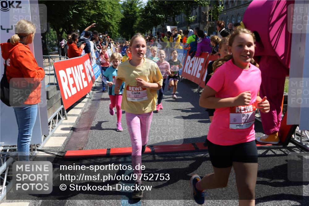 14.06.2026 - REWE Women's Run Strokosch-Dieckow http://msf.ph/oto/9752753 14.06.2026 11:38:12 Ziel 105, 117, 125, 127, 128, 145, 166, 189, 194, 201, 214, 220, 241, 252, 255, 267, 273, 289, 295, 296, 316, 319, 321, 345 meine-sportfotos.de