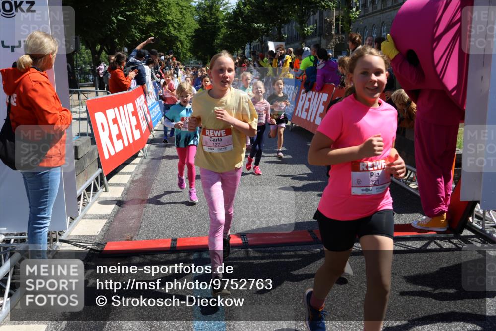 14.06.2026 - REWE Women's Run Strokosch-Dieckow http://msf.ph/oto/9752763 14.06.2026 11:38:12 Ziel 105, 117, 125, 127, 128, 145, 166, 189, 194, 201, 214, 220, 241, 252, 255, 267, 273, 289, 295, 296, 316, 319, 321, 345 meine-sportfotos.de