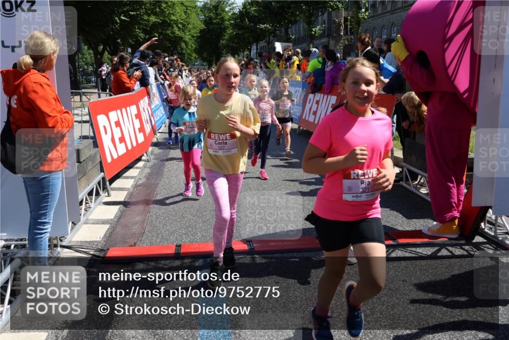 14.06.2026 - REWE Women's Run Strokosch-Dieckow http://msf.ph/oto/9752775 14.06.2026 11:38:12 Ziel 105, 117, 125, 127, 128, 145, 166, 189, 194, 201, 214, 220, 241, 252, 255, 267, 273, 289, 295, 296, 316, 319, 321, 345 meine-sportfotos.de