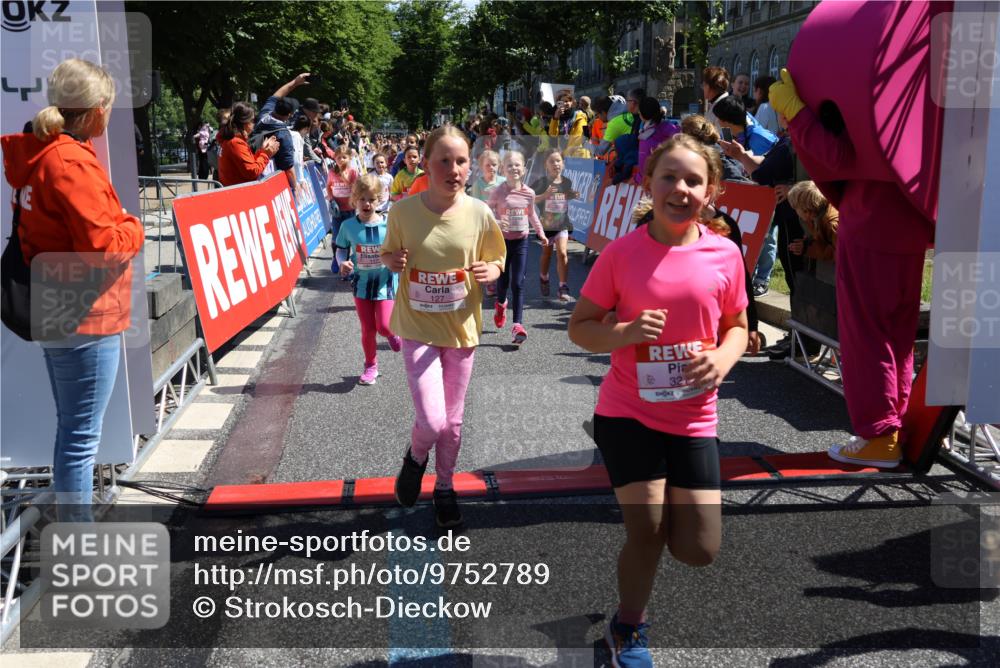 14.06.2026 - REWE Women's Run Strokosch-Dieckow http://msf.ph/oto/9752789 14.06.2026 11:38:12 Ziel 105, 117, 125, 127, 128, 145, 166, 189, 194, 201, 214, 220, 241, 252, 255, 267, 273, 289, 295, 296, 316, 319, 321, 345 meine-sportfotos.de