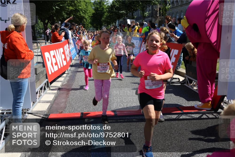 14.06.2026 - REWE Women's Run Strokosch-Dieckow http://msf.ph/oto/9752801 14.06.2026 11:38:12 Ziel 105, 117, 125, 127, 128, 145, 166, 189, 194, 201, 214, 220, 241, 252, 255, 267, 273, 289, 295, 296, 316, 319, 321, 345 meine-sportfotos.de