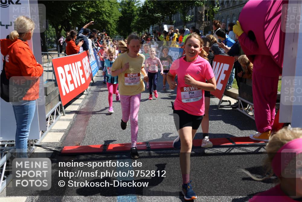 14.06.2026 - REWE Women's Run Strokosch-Dieckow http://msf.ph/oto/9752812 14.06.2026 11:38:12 Ziel 105, 117, 125, 127, 128, 145, 166, 189, 194, 201, 214, 220, 241, 252, 255, 267, 273, 289, 295, 296, 316, 319, 321, 345 meine-sportfotos.de