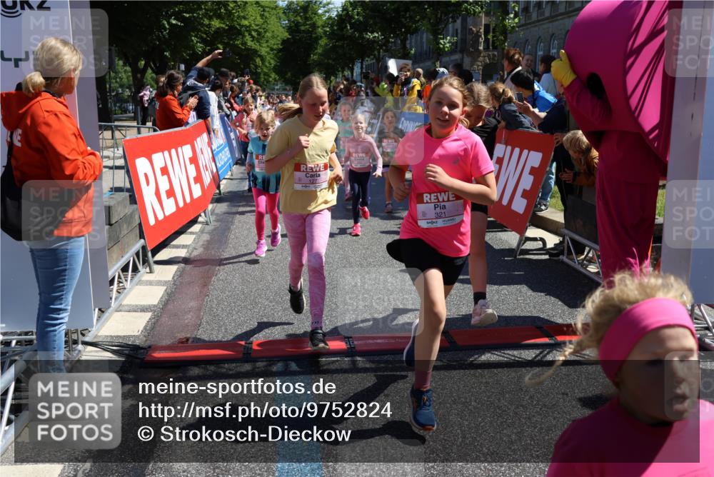 14.06.2026 - REWE Women's Run Strokosch-Dieckow http://msf.ph/oto/9752824 14.06.2026 11:38:12 Ziel 105, 117, 125, 127, 128, 145, 166, 189, 194, 201, 214, 220, 241, 252, 255, 267, 273, 289, 295, 296, 316, 319, 321, 345 meine-sportfotos.de