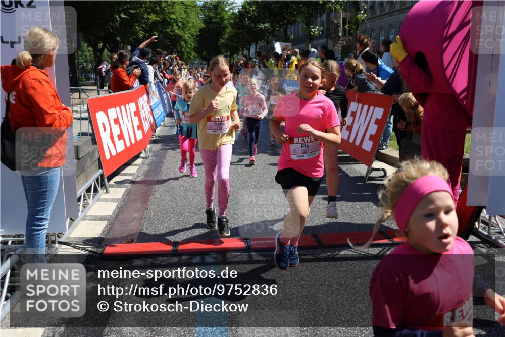14.06.2026 - REWE Women's Run Strokosch-Dieckow http://msf.ph/oto/9752836 14.06.2026 11:38:11 Ziel 105, 117, 125, 127, 128, 145, 166, 189, 194, 201, 214, 220, 241, 252, 255, 267, 273, 289, 316, 319, 321, 345 meine-sportfotos.de