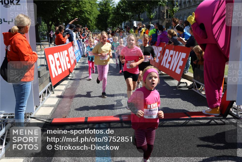14.06.2026 - REWE Women's Run Strokosch-Dieckow http://msf.ph/oto/9752851 14.06.2026 11:38:11 Ziel 105, 117, 125, 127, 128, 145, 166, 189, 194, 201, 214, 220, 241, 252, 255, 267, 273, 289, 316, 319, 321, 345 meine-sportfotos.de