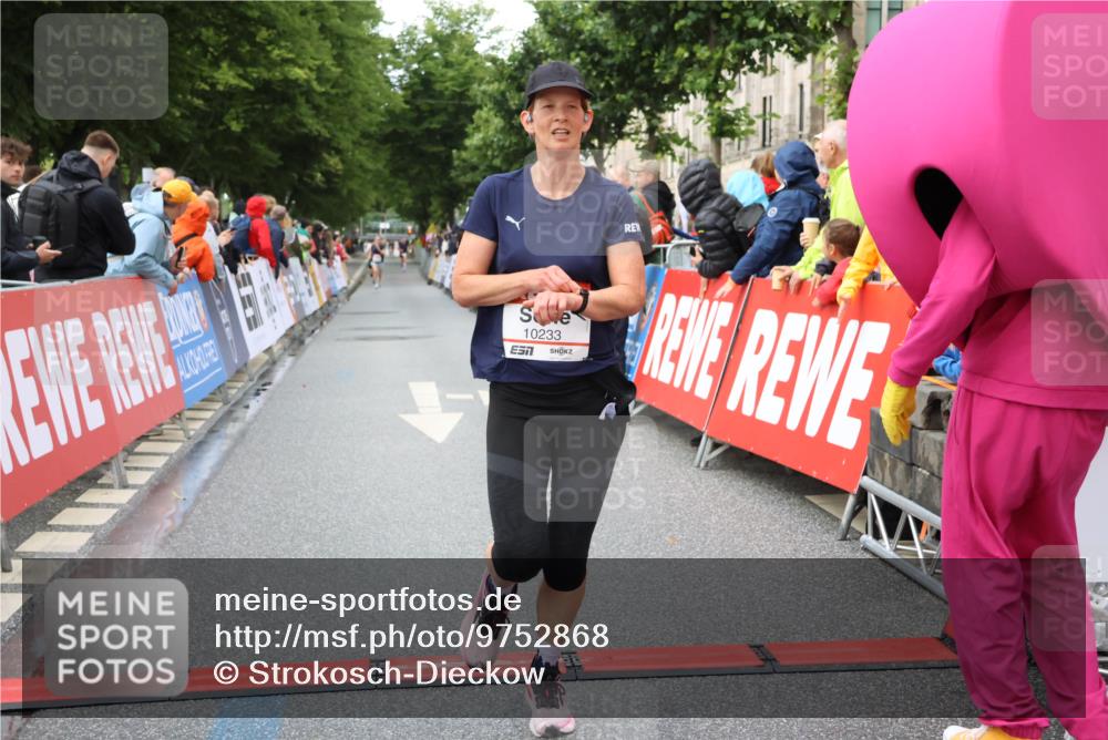 14.06.2026 - REWE Women's Run Strokosch-Dieckow http://msf.ph/oto/9752868 14.06.2026 09:49:09 Ziel 10074, 10095, 10233 meine-sportfotos.de