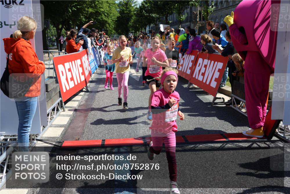 14.06.2026 - REWE Women's Run Strokosch-Dieckow http://msf.ph/oto/9752876 14.06.2026 11:38:11 Ziel 105, 117, 125, 127, 128, 145, 166, 189, 194, 201, 214, 220, 241, 252, 255, 267, 273, 289, 316, 319, 321, 345 meine-sportfotos.de