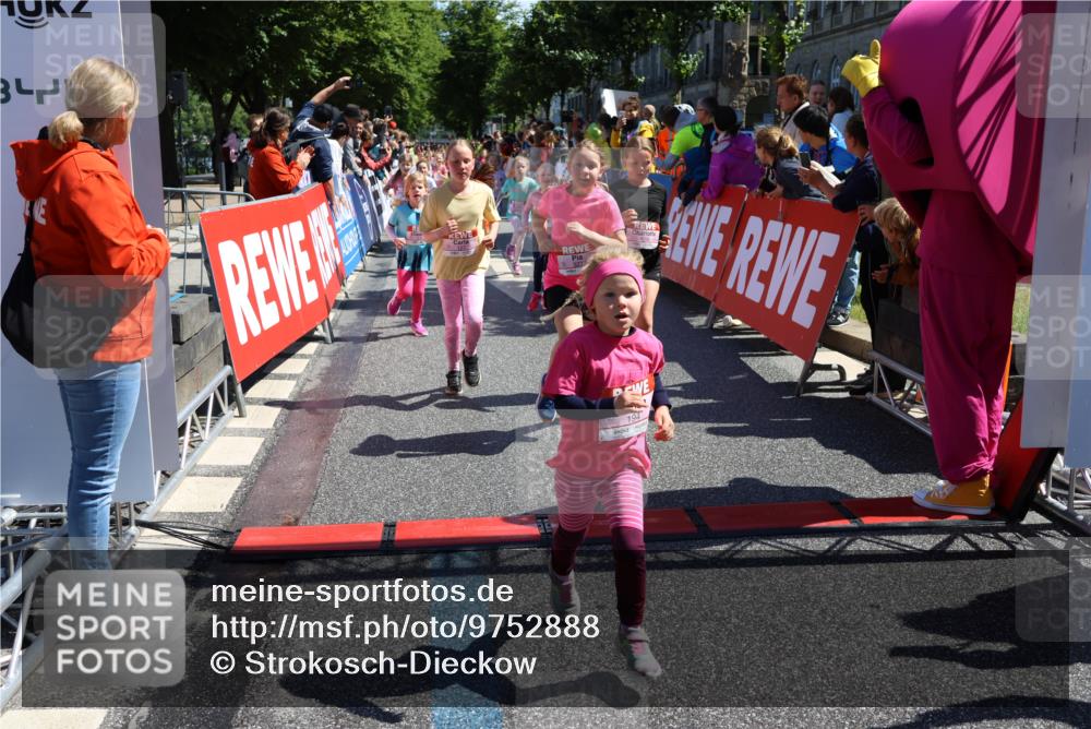 14.06.2026 - REWE Women's Run Strokosch-Dieckow http://msf.ph/oto/9752888 14.06.2026 11:38:11 Ziel 105, 117, 125, 127, 128, 145, 166, 189, 194, 201, 214, 220, 241, 252, 255, 267, 273, 289, 316, 319, 321, 345 meine-sportfotos.de